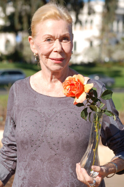 Louise Hay met roos